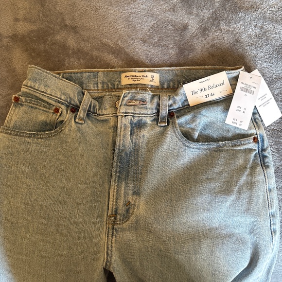 Abercrombie 90’s Relaxed High Rise Jeans (NWT) - Picture 3 of 3